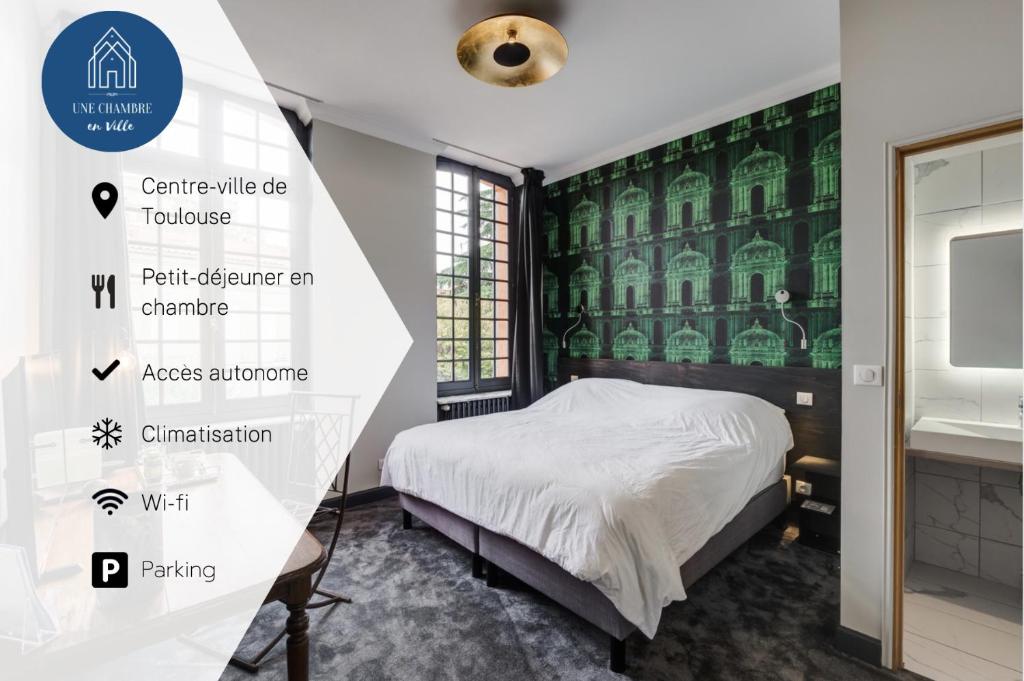 图卢兹Hôtel Une Chambre en Ville的一间卧室设有一张床和绿色的墙壁