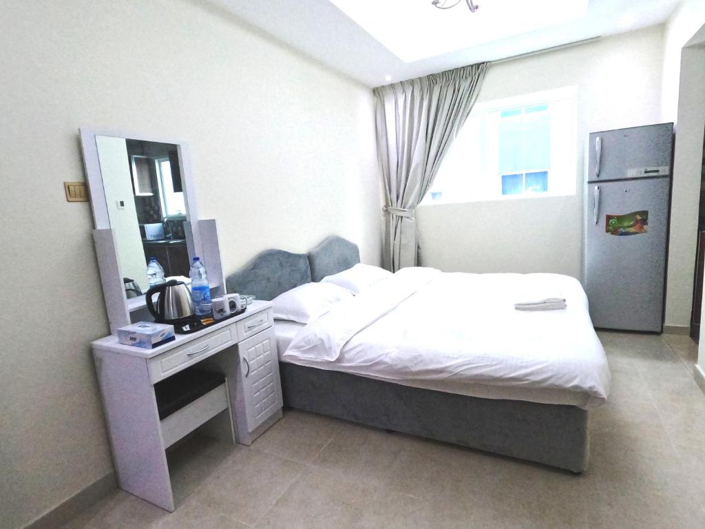 迪拜Barsha Star Residence - Home Stay的酒店客房,配有床和镜子
