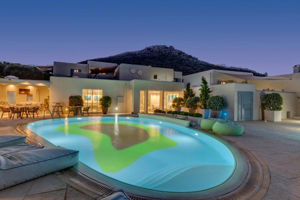 斯泰里达考罗斯艺术酒店（仅限成人）的房屋中间的大型游泳池