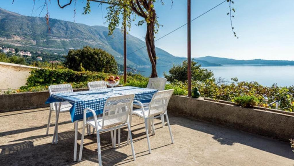 米利尼丰塔纳旅馆的桌椅,享有湖景