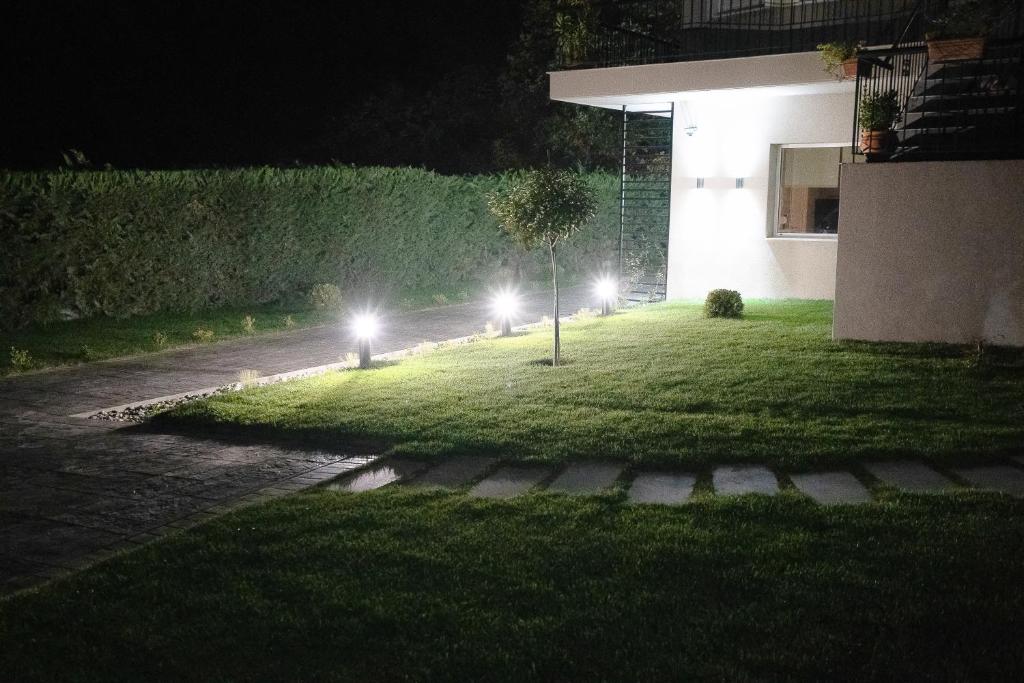 卡兰巴卡Meteora vibes的夜晚在草地上灯火通明的院子