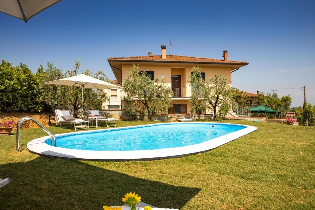 泰里乔拉Agriturismo Il Bosco的一座房子的院子内的游泳池