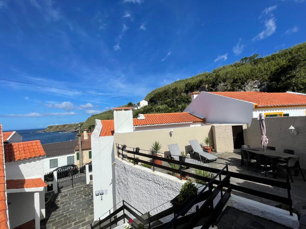 Porto FormosoSuper Mário Houses - Casa dos Moinhos的带阳台的海景度假屋