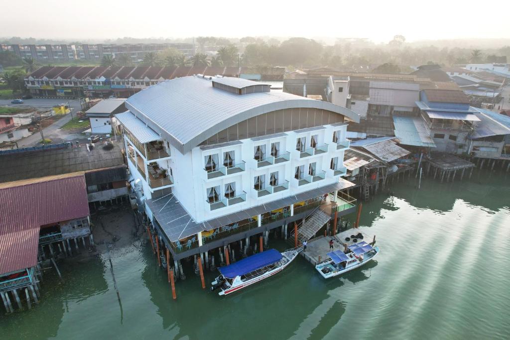 瓜拉雪兰戈Hotel Le-Shore的水面上建筑物的空中景观