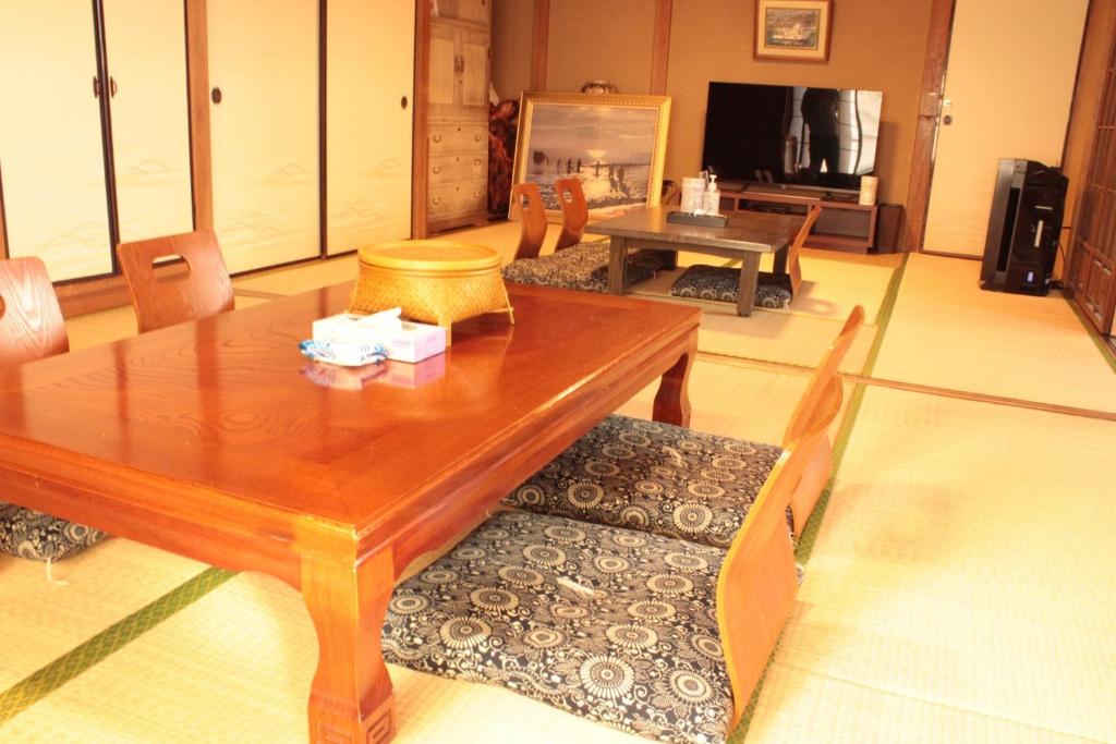 茅崎市Rental villa Saya - Vacation STAY 85439v的客厅配有木桌和椅子