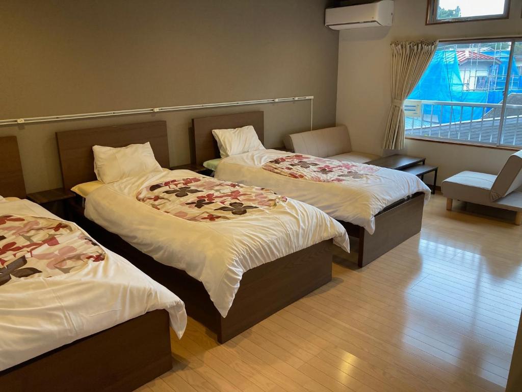 大石Koya TRIBE - Vacation STAY 83403v的客房设有两张床和窗户。