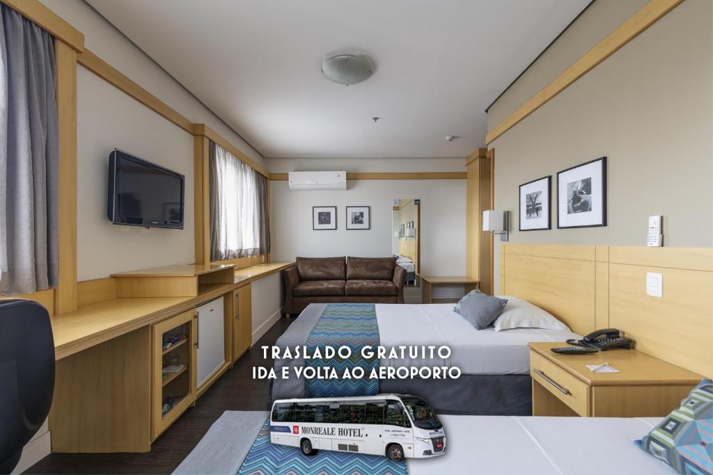 瓜鲁柳斯Monreale Plus Guarulhos International Airport的一间酒店客房,配有一张床和一台电视