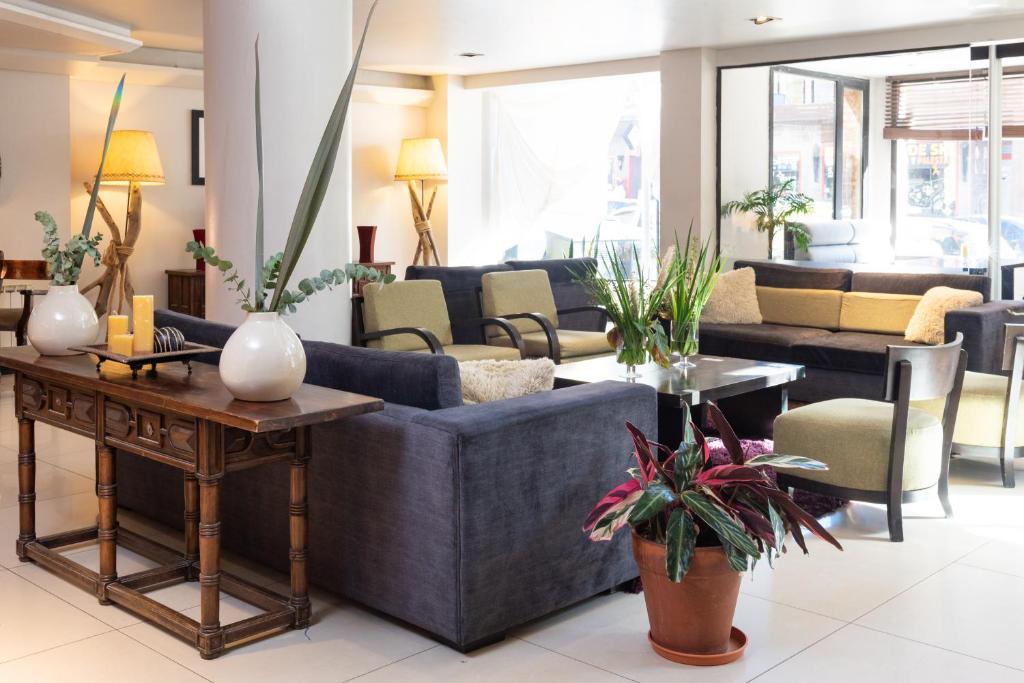 圣卡洛斯-德巴里洛切克莱恩蒙塔纳酒店的客厅配有蓝色的沙发和椅子