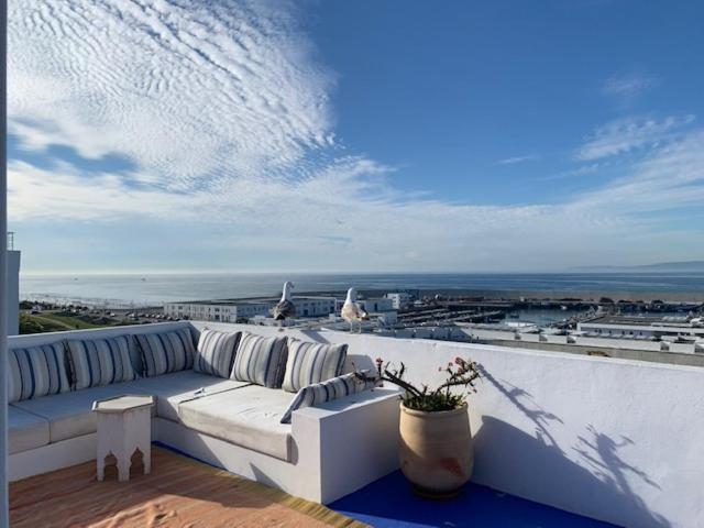 丹吉尔Tanger *Maison avec terrasse et vue sur la mer *的阳台顶部的白色沙发