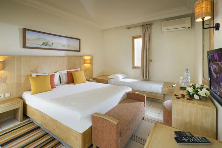托泽尔Ksar El Jerid Tozeur的酒店客房设有一张大床和一台电视。