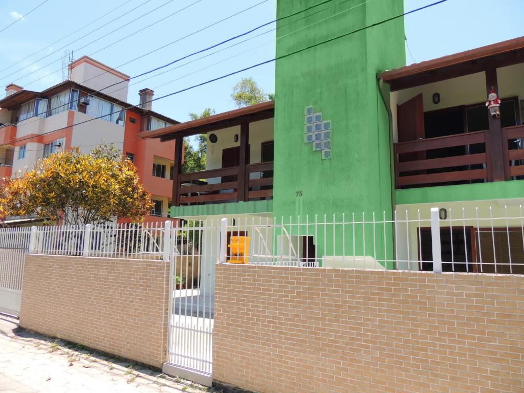 弗洛里亚诺波利斯POUSADA AZALÉIAS的绿色建筑前的围栏