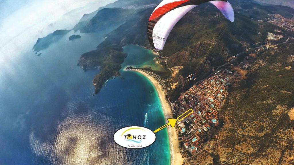 厄吕代尼兹托诺兹海滩酒店的滑翔伞在水体上飞行