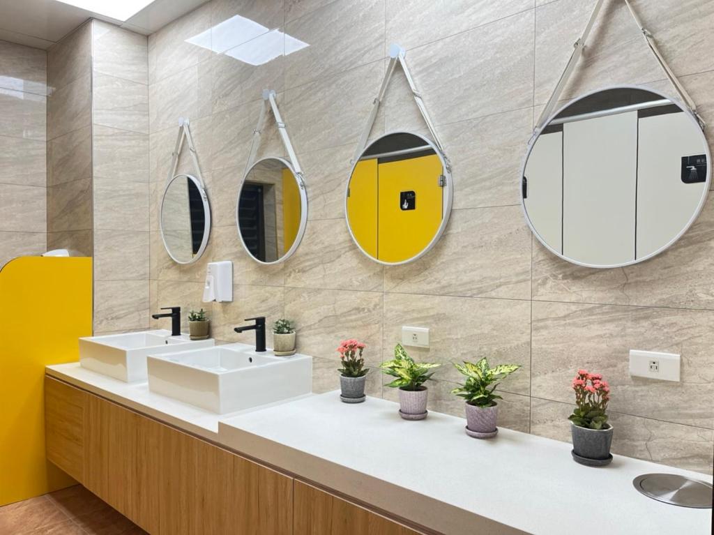 鱼池乡涌泉民宿的浴室设有两个水槽和墙上的镜子