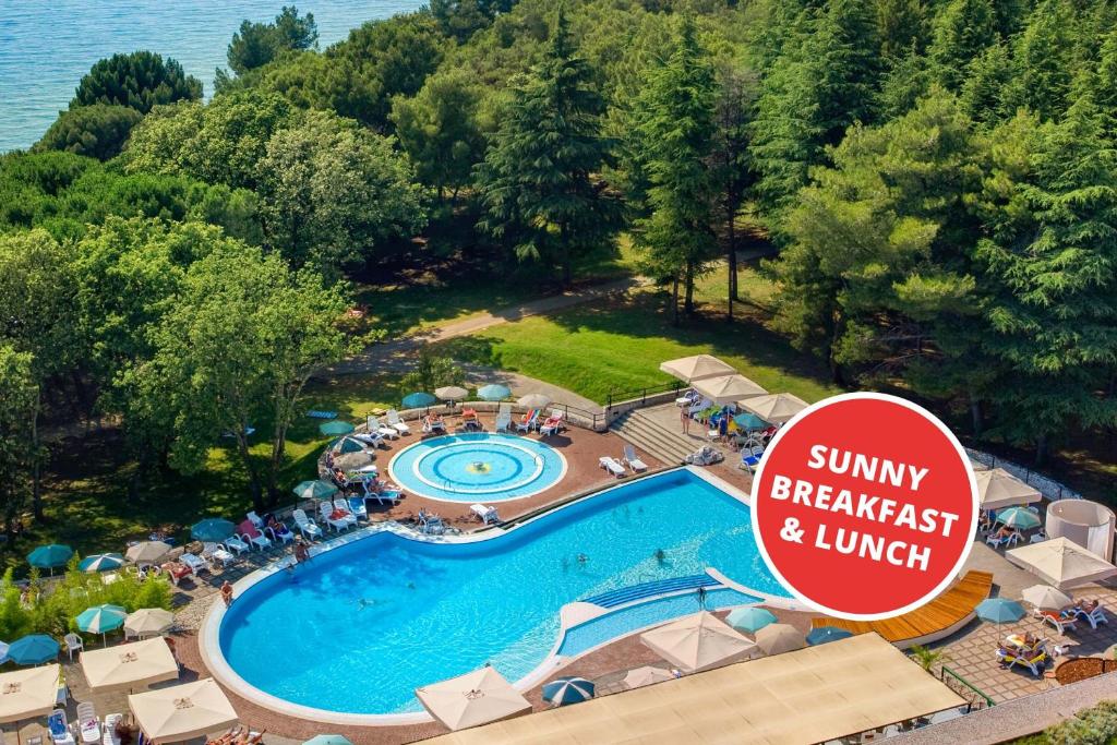 波雷奇Rubin Sunny Hotel的享有度假村游泳池的顶部景致