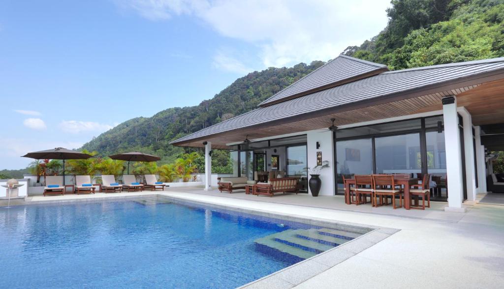 高兰Kulraya Villas - Luxury Serviced Pool Villas的山屋旁的游泳池
