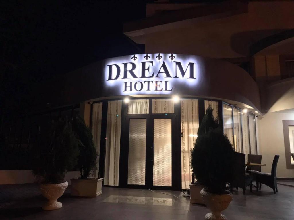 旧扎戈拉Hotel Dream的大楼前的一个梦幻酒店标志