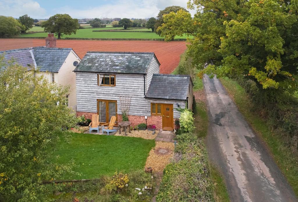 莱明斯特Archers Cottage的房屋和道路的空中景观