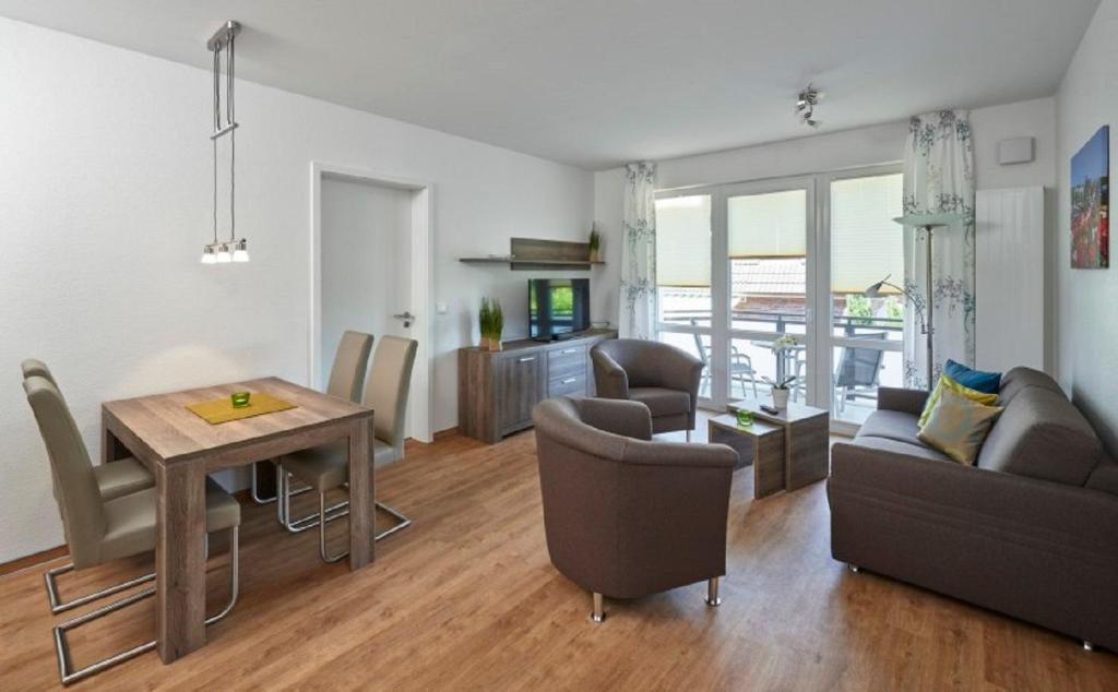 库克斯港Op de Geest 10的客厅配有沙发和桌椅