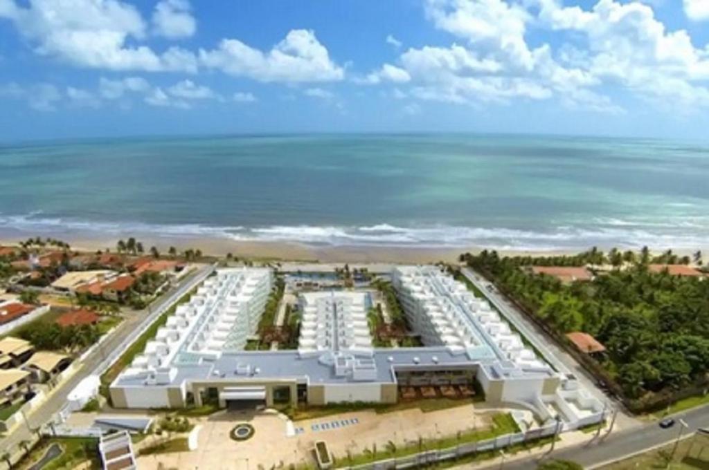 帕纳米林Resort In Mare Bali - Apto lado da sombra的享有度假胜地的空中景致,以海洋为背景