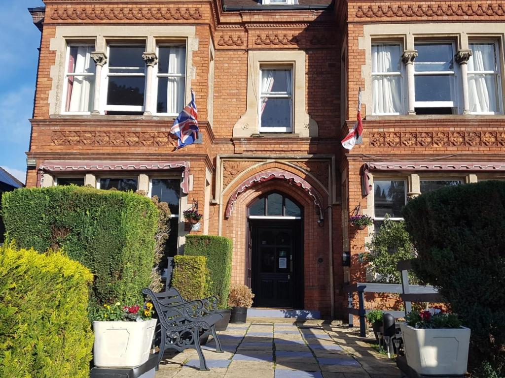 班伯里利斯莫尔酒店的前面有两面旗帜的建筑