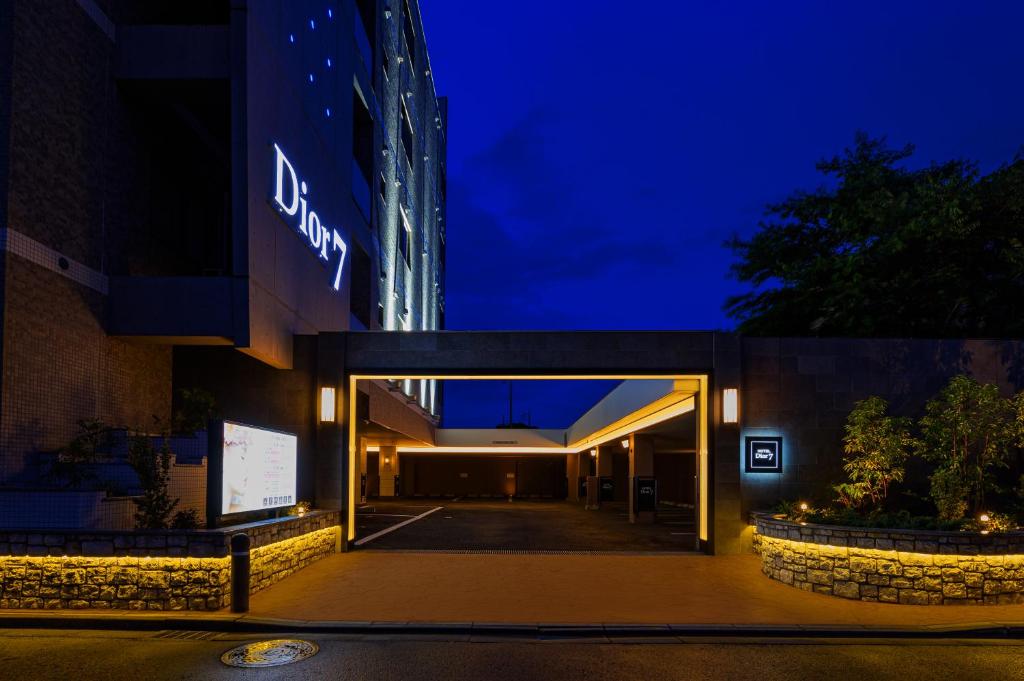 土浦市HOTEL Dior7つくば的一座晚上有大门的建筑