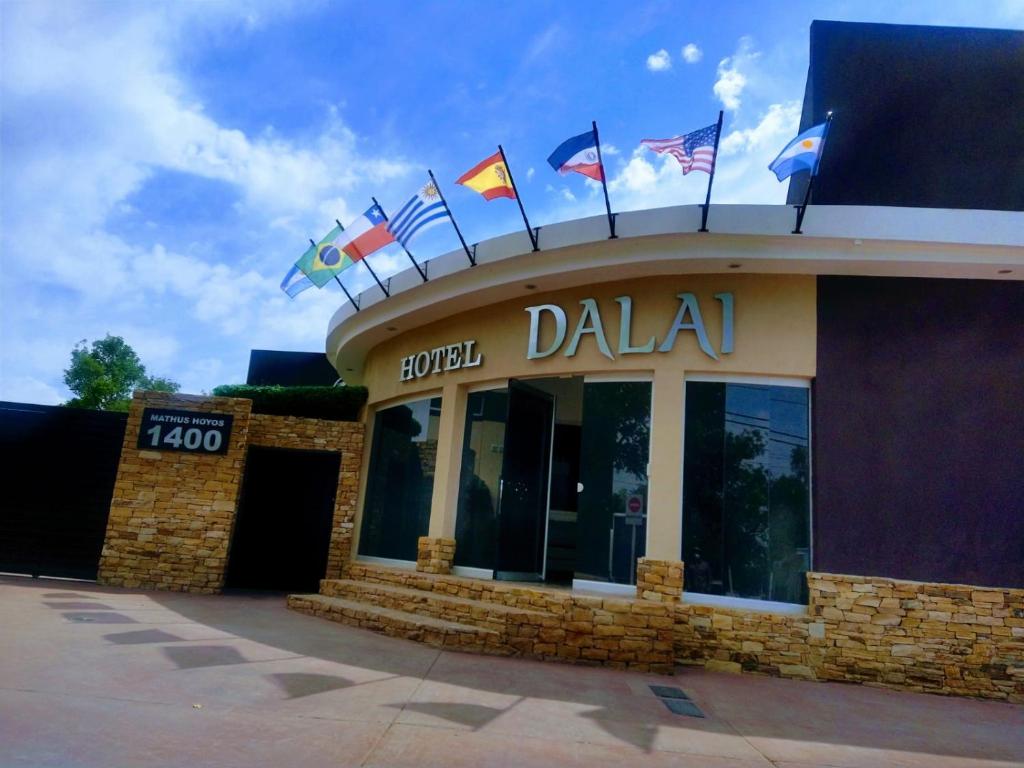门多萨Hotel Dalai的大楼顶部有旗帜的餐厅