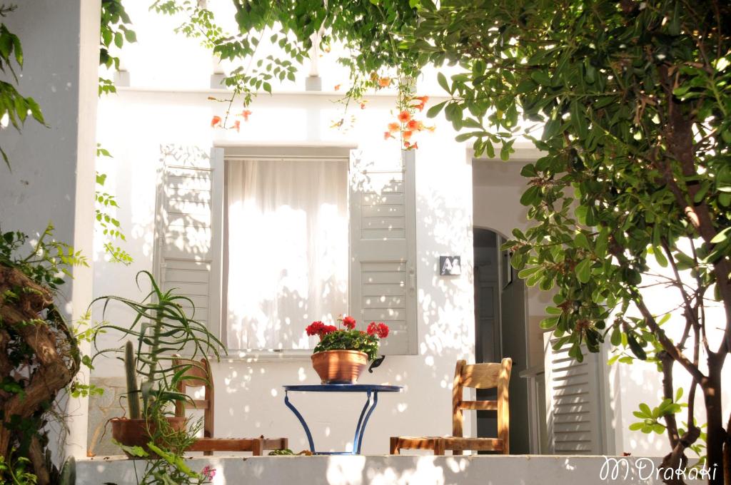 帕罗奇亚爱琴海村酒店的房子前面桌子上的花盆