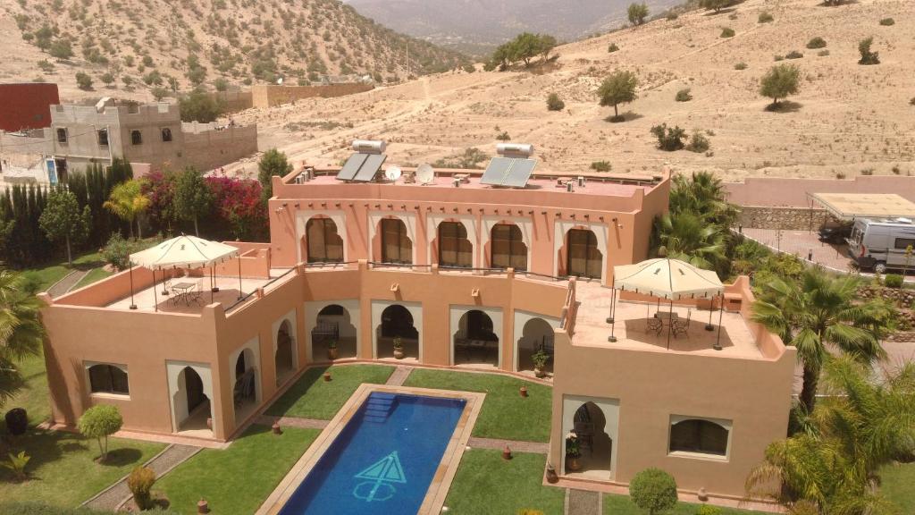 阿加迪尔Riad Asmaa Agadir的享有带游泳池的房屋的空中景致