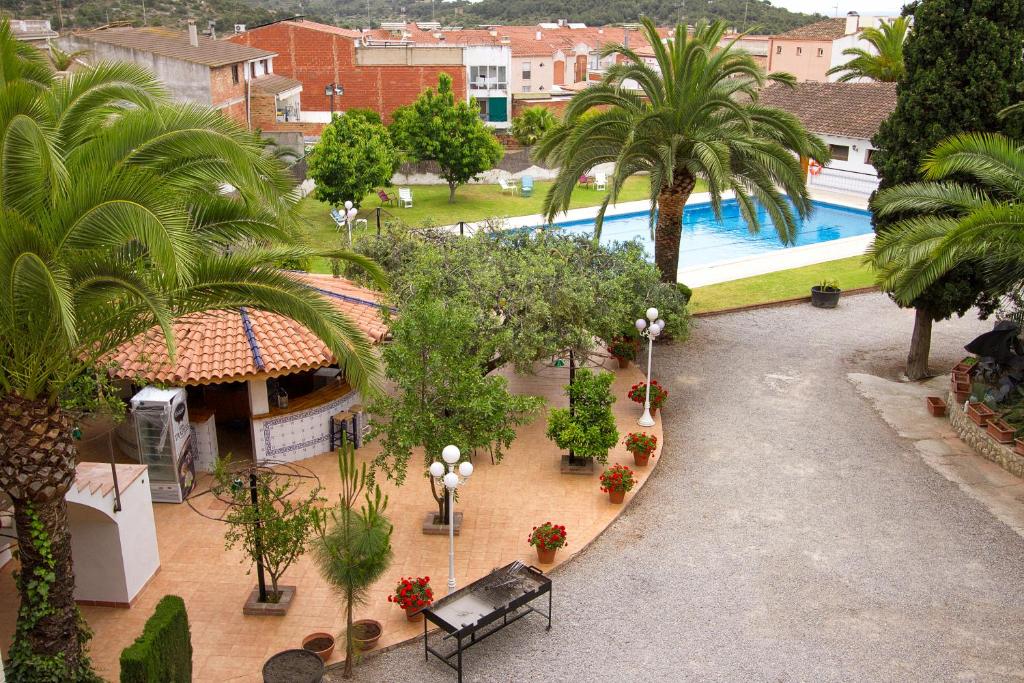 卡拉费尔安提加酒店的享有带游泳池的庭院的顶部景致