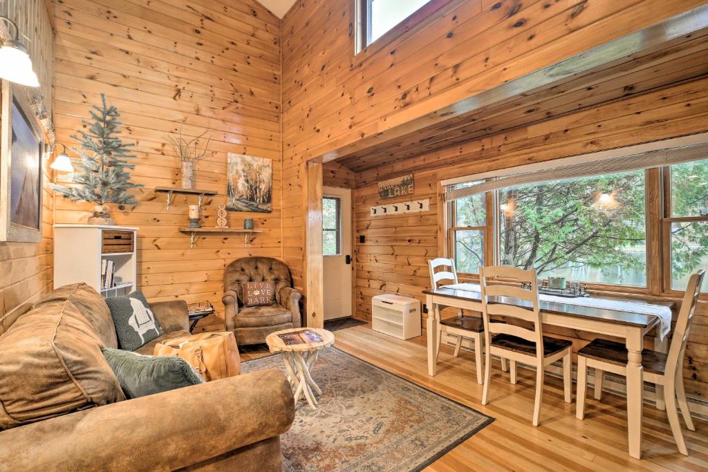 萨拉纳克莱克Pet-Friendly Adirondack Cabin with On-Site Lake的客厅配有沙发和桌子