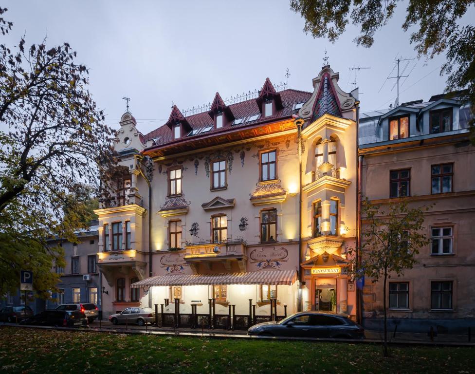 利沃夫肖邦酒店的一座白色的大建筑,灯火通明