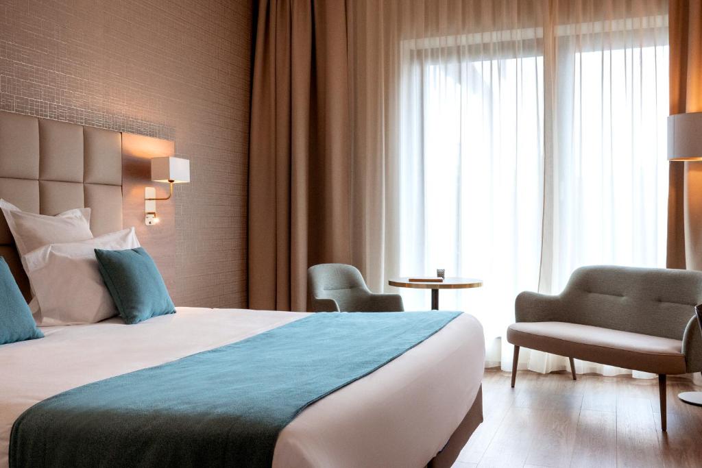 阿尔泽特河畔埃施Residhome Luxembourg Esch-Belval的酒店客房设有床和窗户。