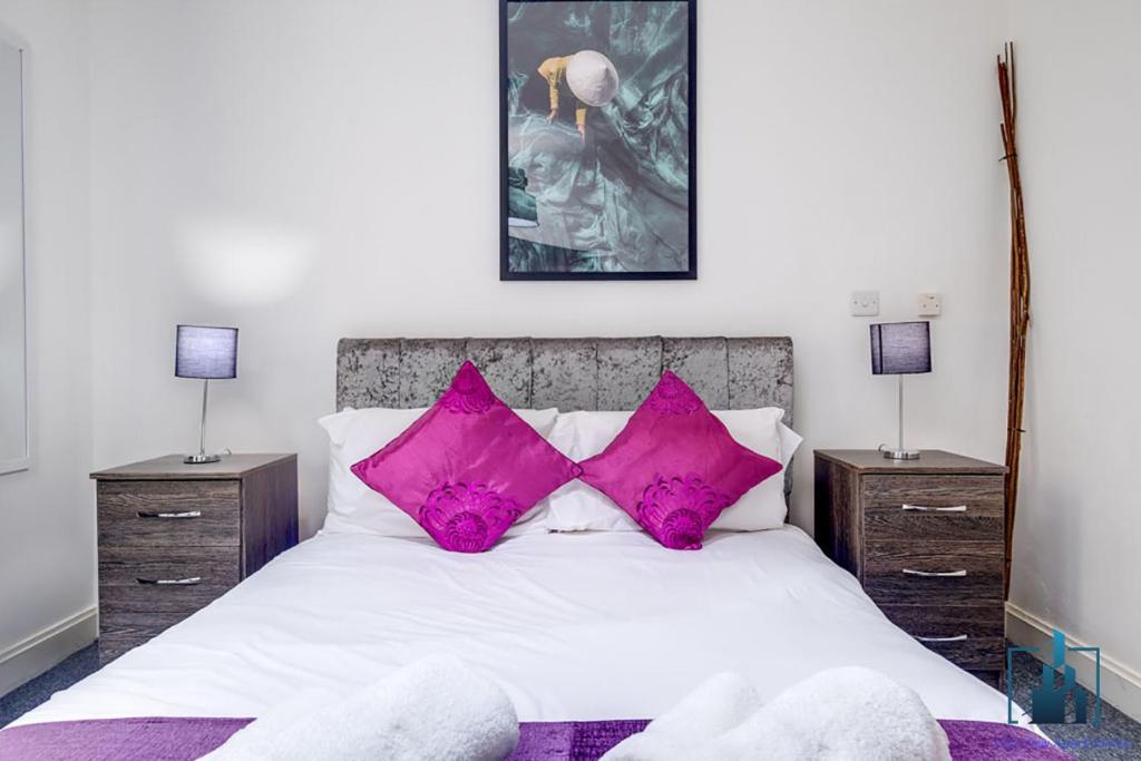 伯明翰City View Apartments的卧室配有白色床和粉红色枕头