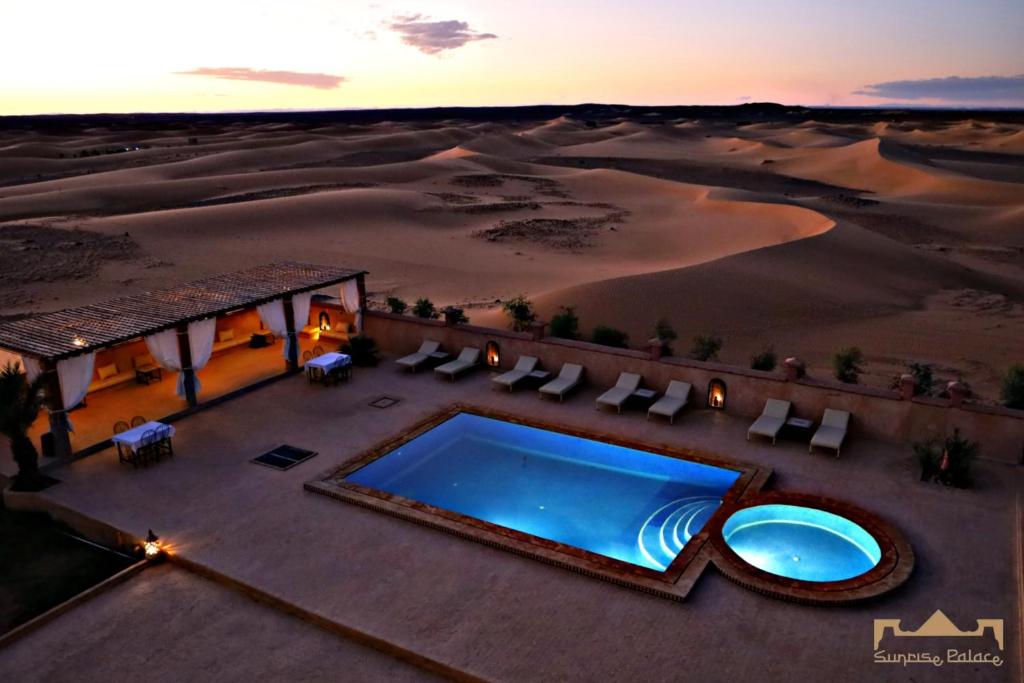 梅尔祖卡Sunrise Palace Merzouga的沙漠中度假村的空中景观