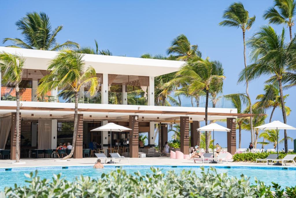 蓬塔卡纳Caribe Deluxe Princess - All Inclusive的从游泳池欣赏到度假村的景色
