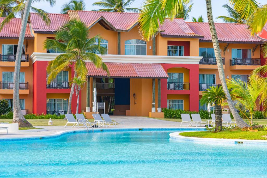 蓬塔卡纳Punta Cana Princess Adults Only - All Inclusive的一个带游泳池和棕榈树的度假村