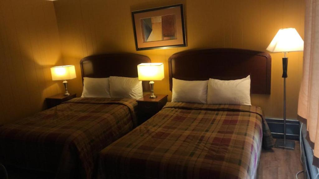 Smooth Rock FallsMoose Motel的配有2盏灯的酒店客房的2张床