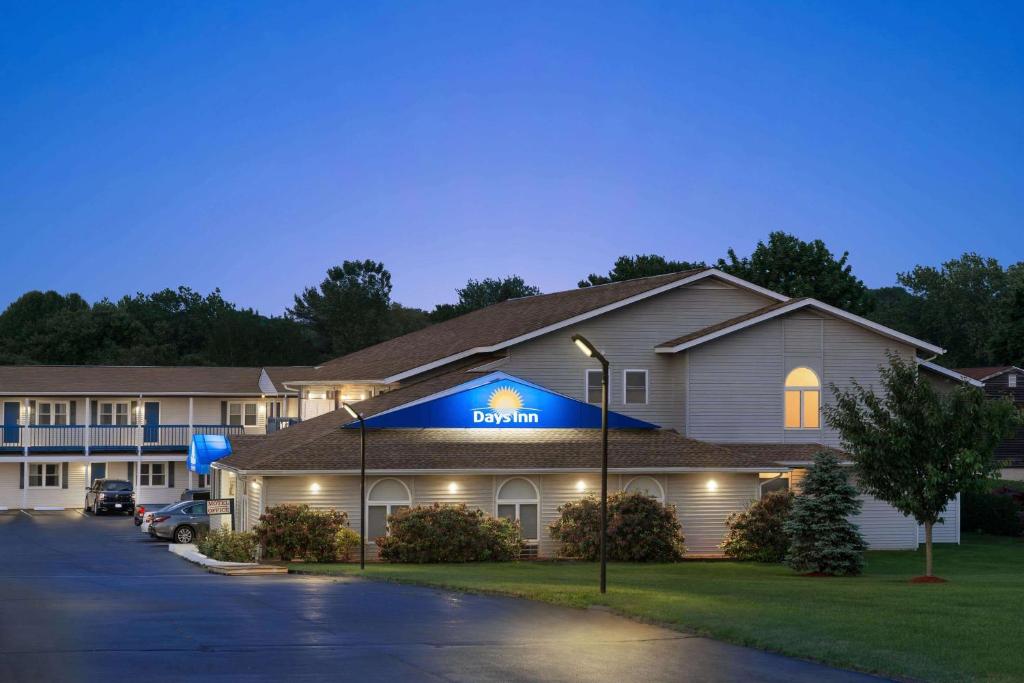 米德尔敦Days Inn by Wyndham Middletown/Newport Area的前面有标志的旅馆