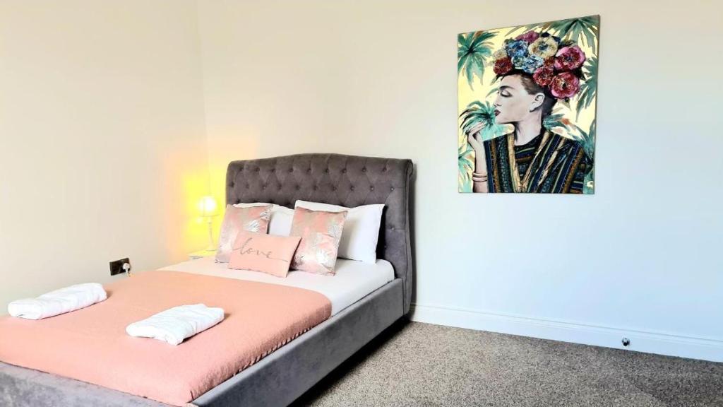 海布里奇Highbridge Inn的一间卧室设有两张床,墙上挂着一幅画