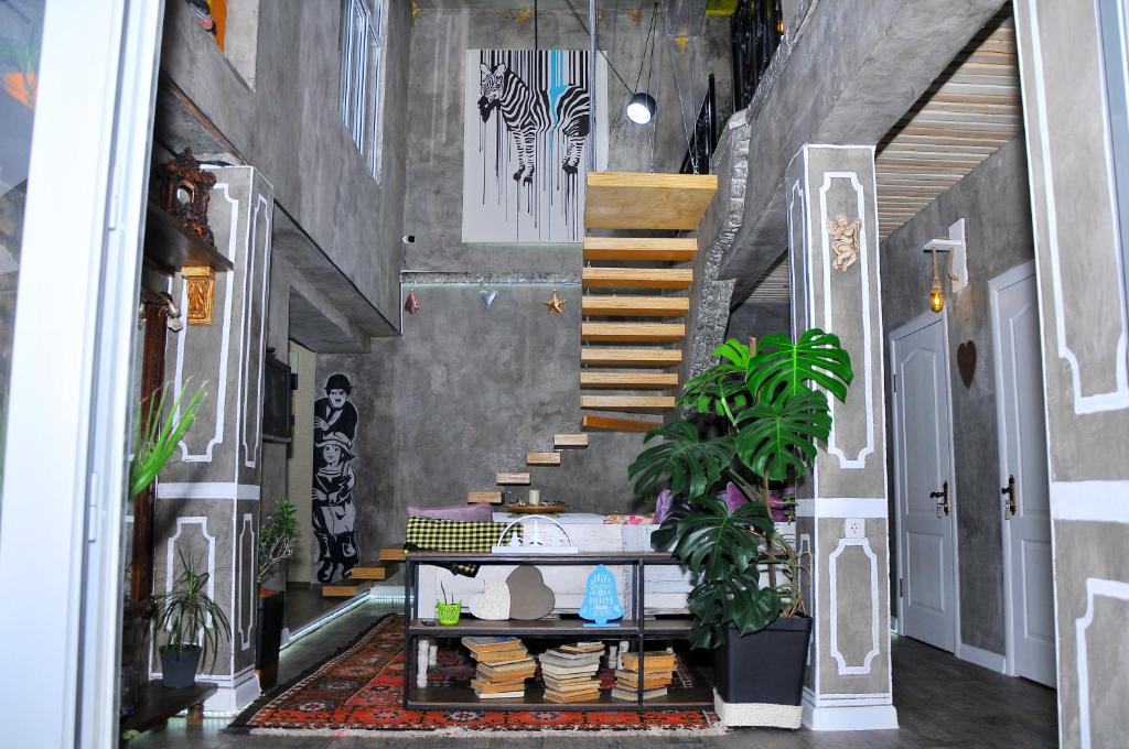 奇姆肯特Art House Sweet home的走廊上设有种植了植物的螺旋楼梯