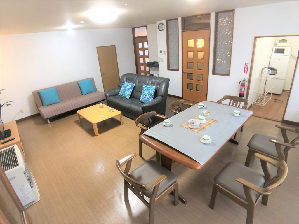 旭川STAY3‐11的客厅配有桌椅和沙发