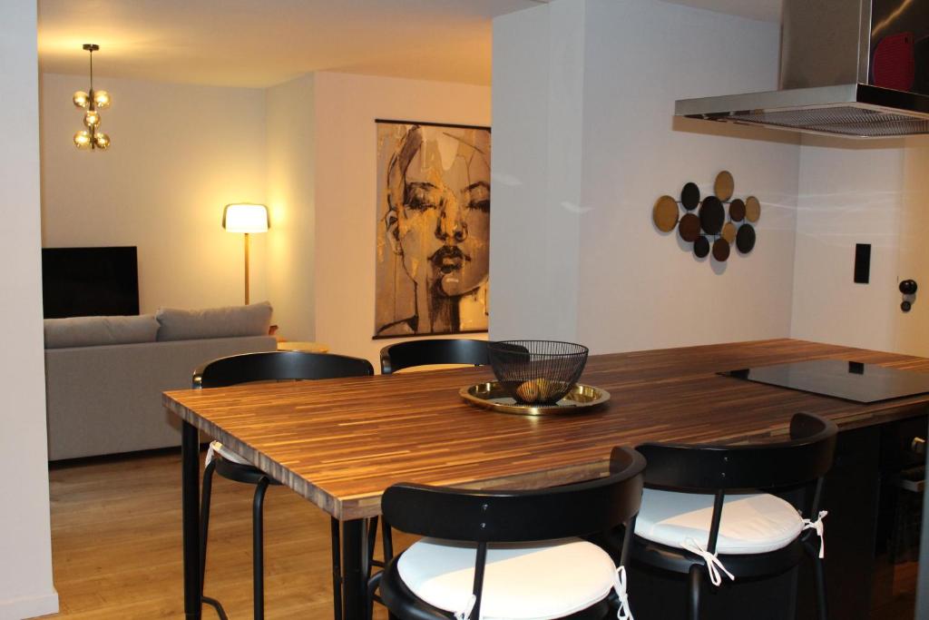根特Maison Drappier的一间带木桌和椅子的用餐室