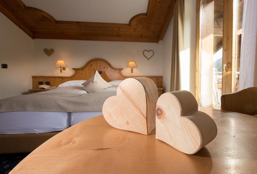 利维尼奥嘉丽酒店的卧室桌子上两个木心