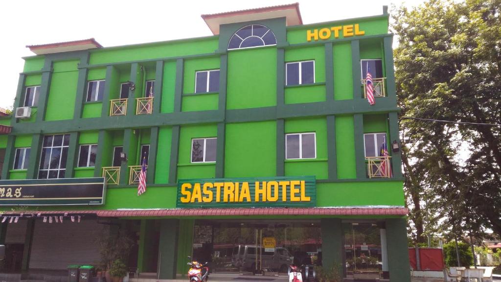 双溪大年Sastria Hotel Sungai Petani的绿色酒店,前面有标志