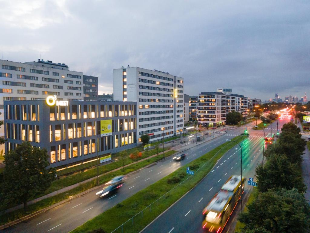 华沙o3Hotel的高速公路上拥有建筑物和汽车的城市
