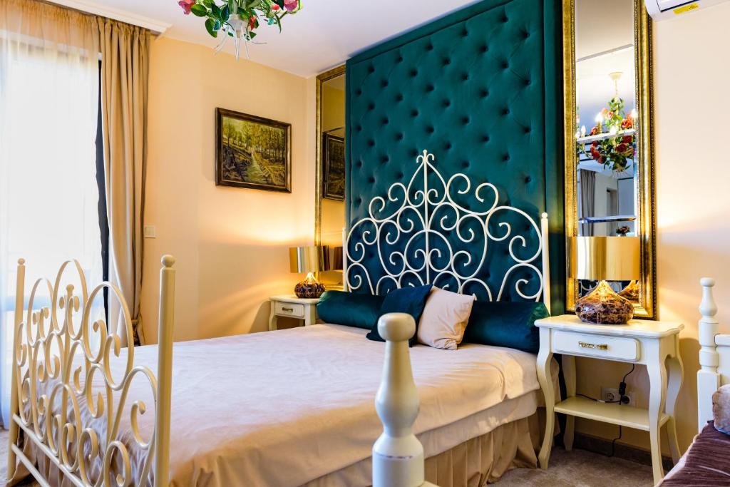 布尔加斯CASA ARTA的一间卧室配有一张大床和蓝色床头板