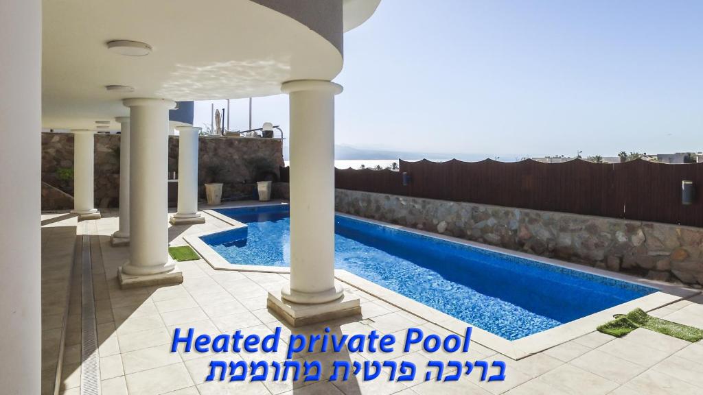 埃拉特Luxury Suite by the pool的一座带柱子的别墅内的游泳池