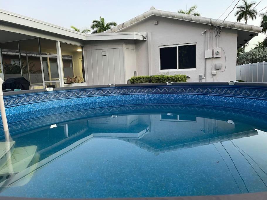 好莱坞SuperVilla - 3BR/2BA - Pool - Walk to beach的房子前面的蓝色游泳池