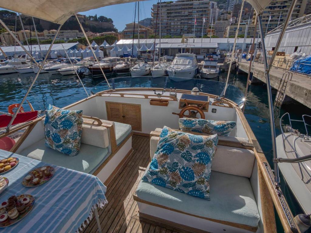 蒙特卡罗Monte-Carlo for boat lovers的一艘带两个座位的船,在甲板上用餐