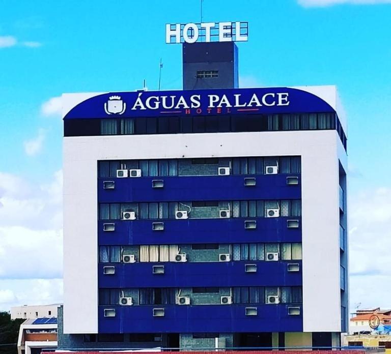 彼得罗利纳Águas Palace Hotel的建筑顶部有标志的酒店